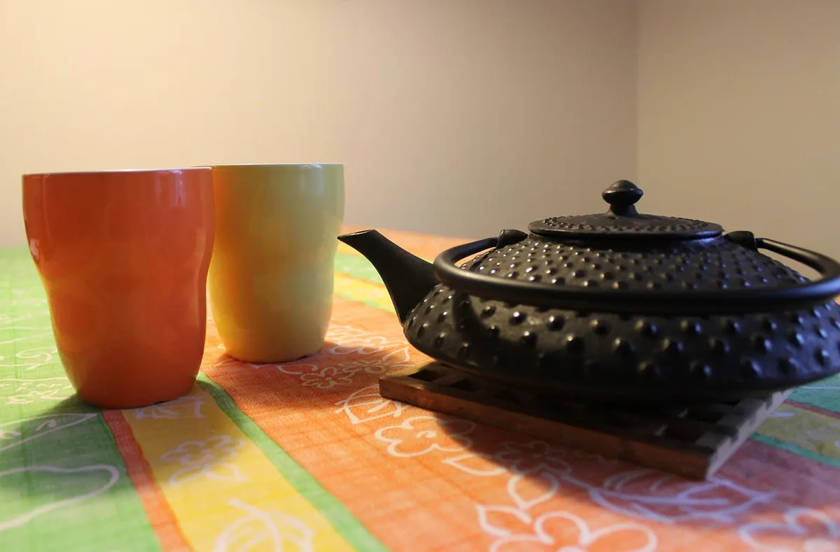 Cast Iron Teapot vs Ceramic Teapot: Heat Retention, Care, and Flavor