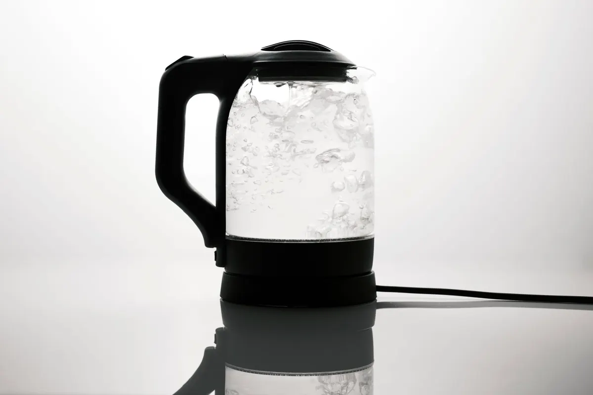 Electric Kettle vs Stovetop Whistle: Which One Fits Your Kitchen?